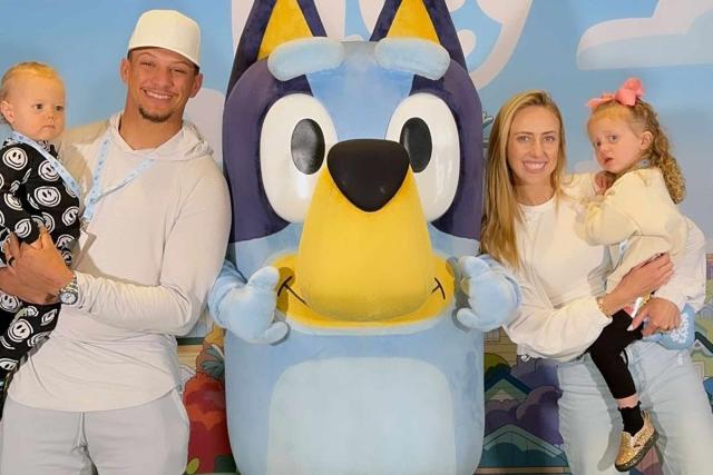 Patrick Mahomes and Brittany have a blast with Sterling and Bronze and win over Bluey