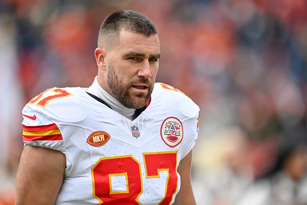 Travis Kelce life is so booktok & romcom coded, like: A troubled yet bright athlete, striving for greatness, found himself adrift until his elder brother came to his rescue. Despite the success, he sensed an emptiness. So he decided to shoot his shot at the biggest pop princess