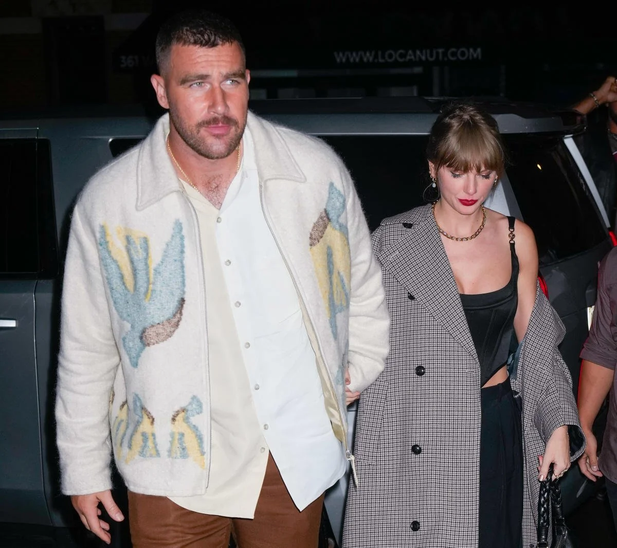 HAPPY!!! Taylor Swift and Travis kelce finally enjoy some much-needed downtime, reveling in the bliss of normalcy away from the constant scrutiny of the public eye behind the spotlight. Full story below