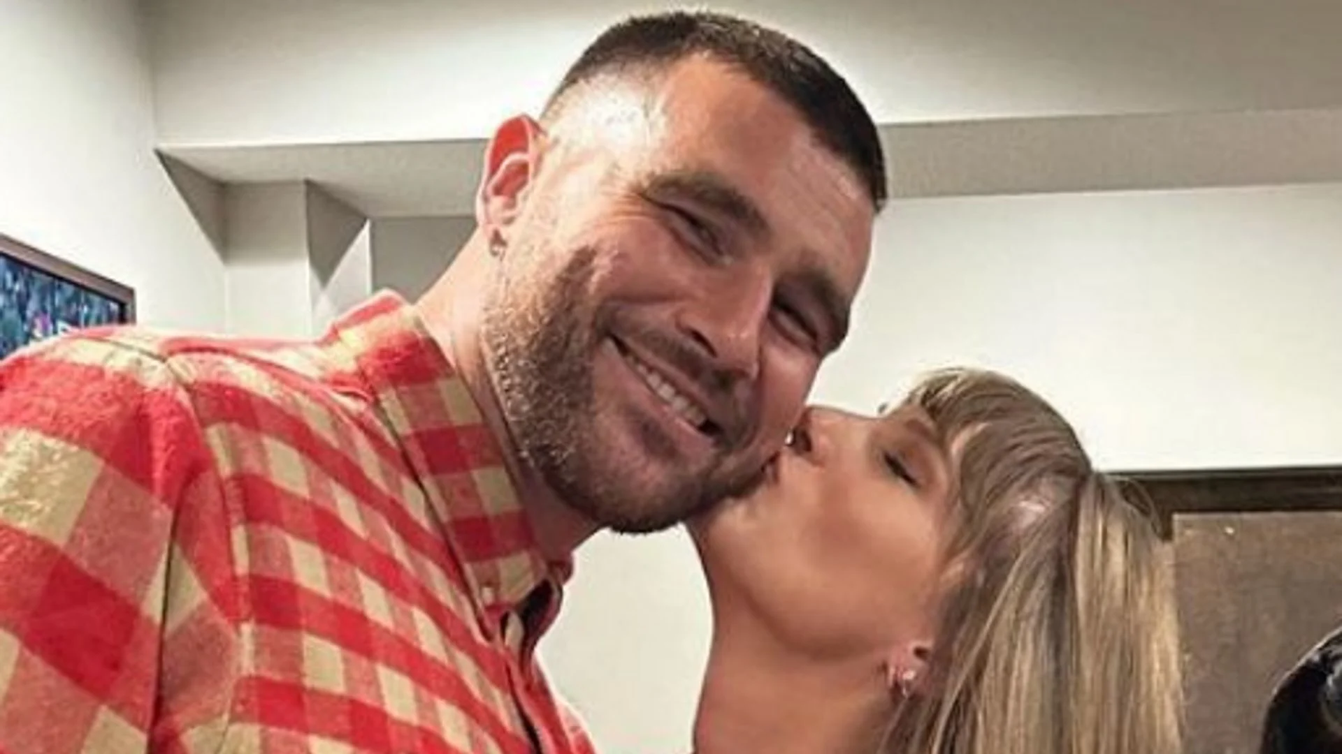 Travis Kelce wants to spend the rest of his life with Taylor Swift; This heartfelt declaration comes amidst swirling rumors that Kelce is preparing to propose to Swift this summer, setting the stage for a fairy-tale union between the NFL star and the music icon.