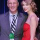 Taylor Swift made a political decision that alarmed her father, Scott. What is it about? Experts anticipate that the singer will express support for the Democratic Party.