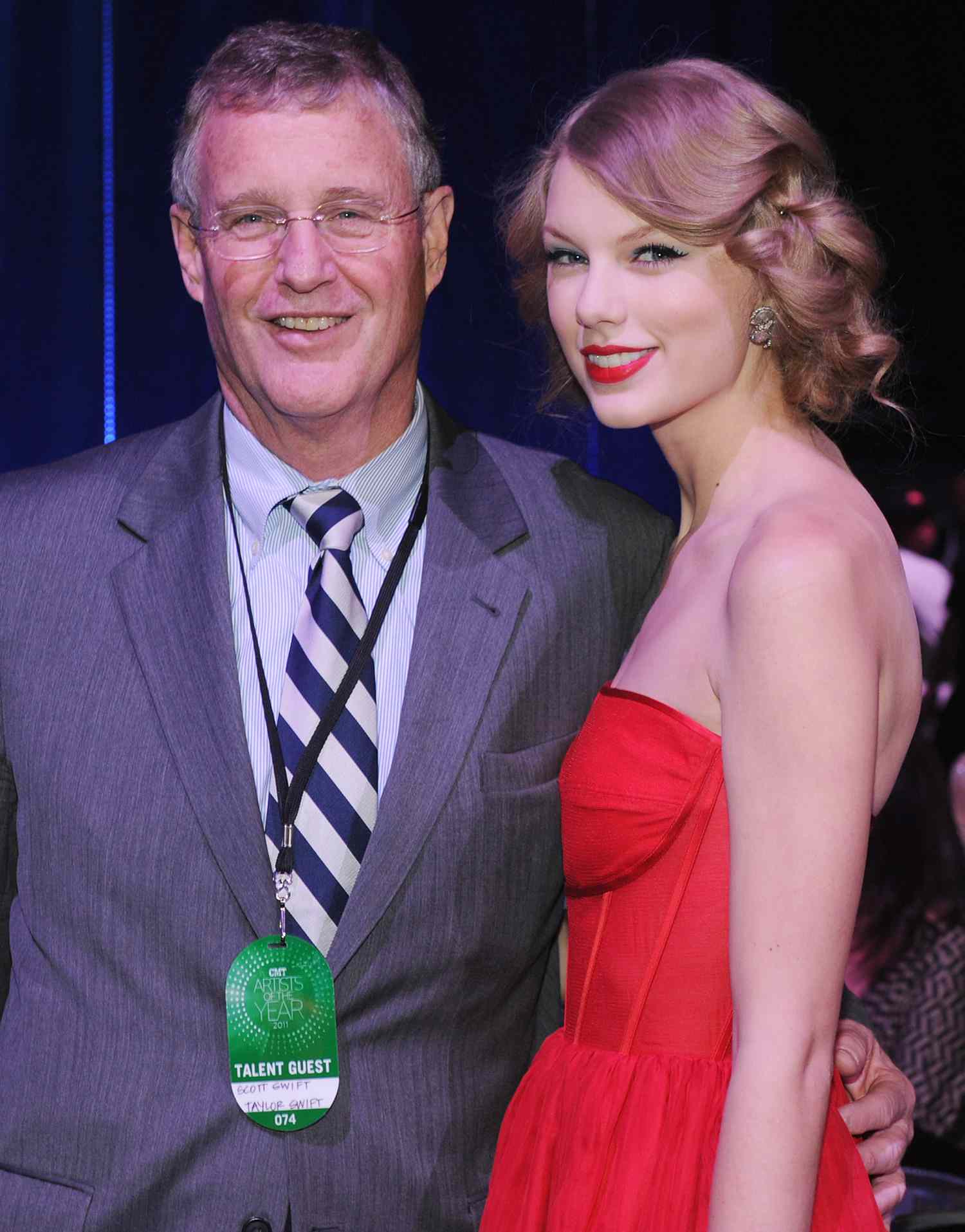 Taylor Swift made a political decision that alarmed her father, Scott. What is it about? Experts anticipate that the singer will express support for the Democratic Party.