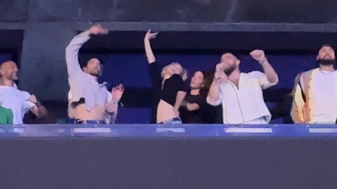 Watch Taylor Swift’s Entire Audience Turn Toward Travis Kelce as She Performed “The Alchemy”