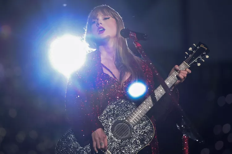 Taylor Swift Gives Emotional Speech at 2nd Lisbon Eras Tour Show, Says It's an 'Absolute Dream' to Be There: "I've just never seen a crowd like this in my life," Swift said during her final Portugal show on her Eras Tour