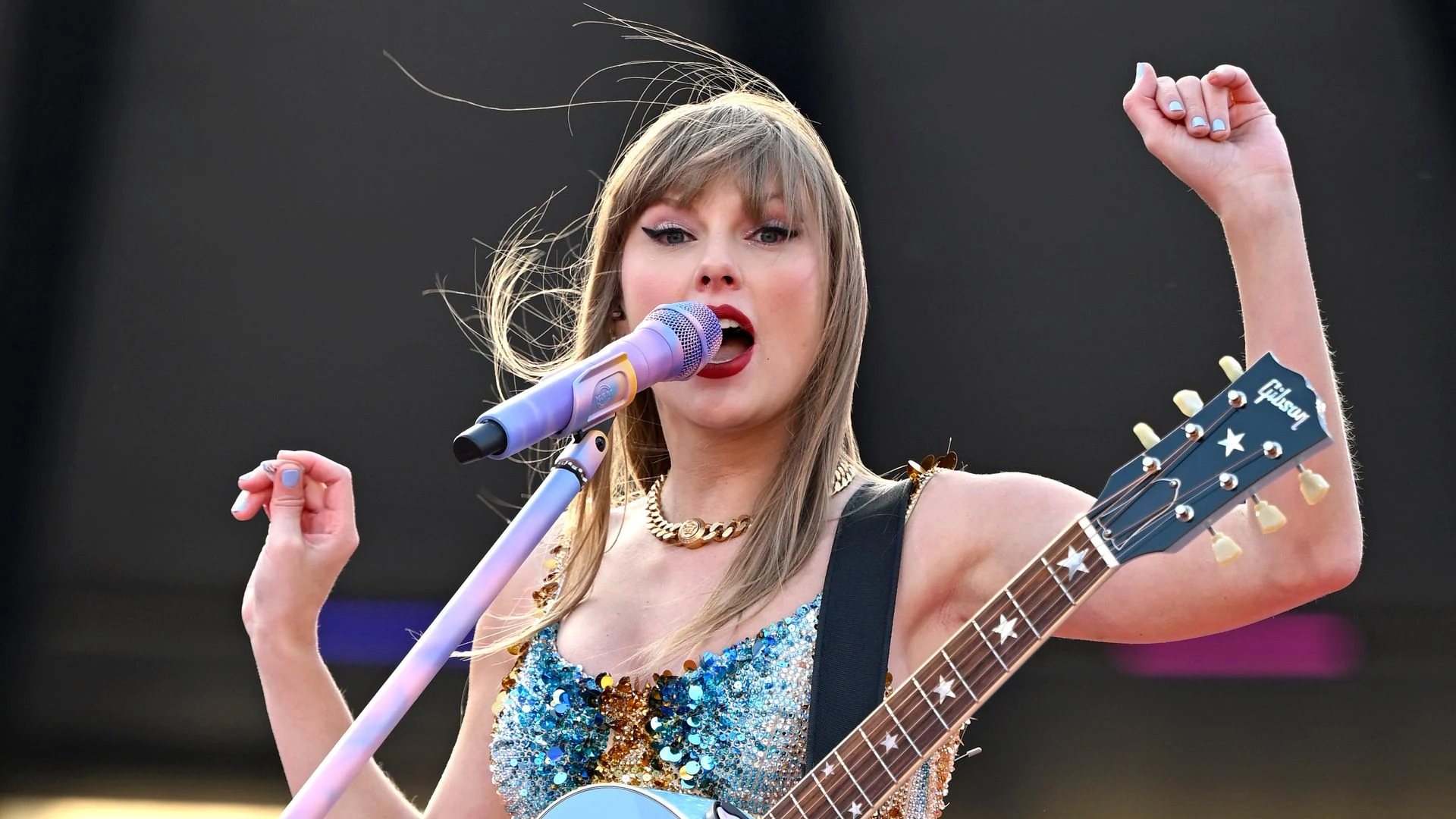 Taylor Swift pauses her opening UK gig in Edinburgh after noticing a distressed fan in the crowd - and refuses to continue until they get help