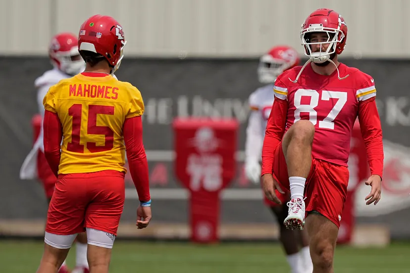 Patrick Mahomes publicly criticizes Travis Kelce, has fans wondering what Taylor Swift thinks