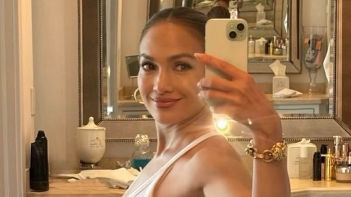 Jennifer Lopez shares optimistic message while posing for glamorous selfies in bed amid rumored marriage woes: 'Today is gonna be a great day'