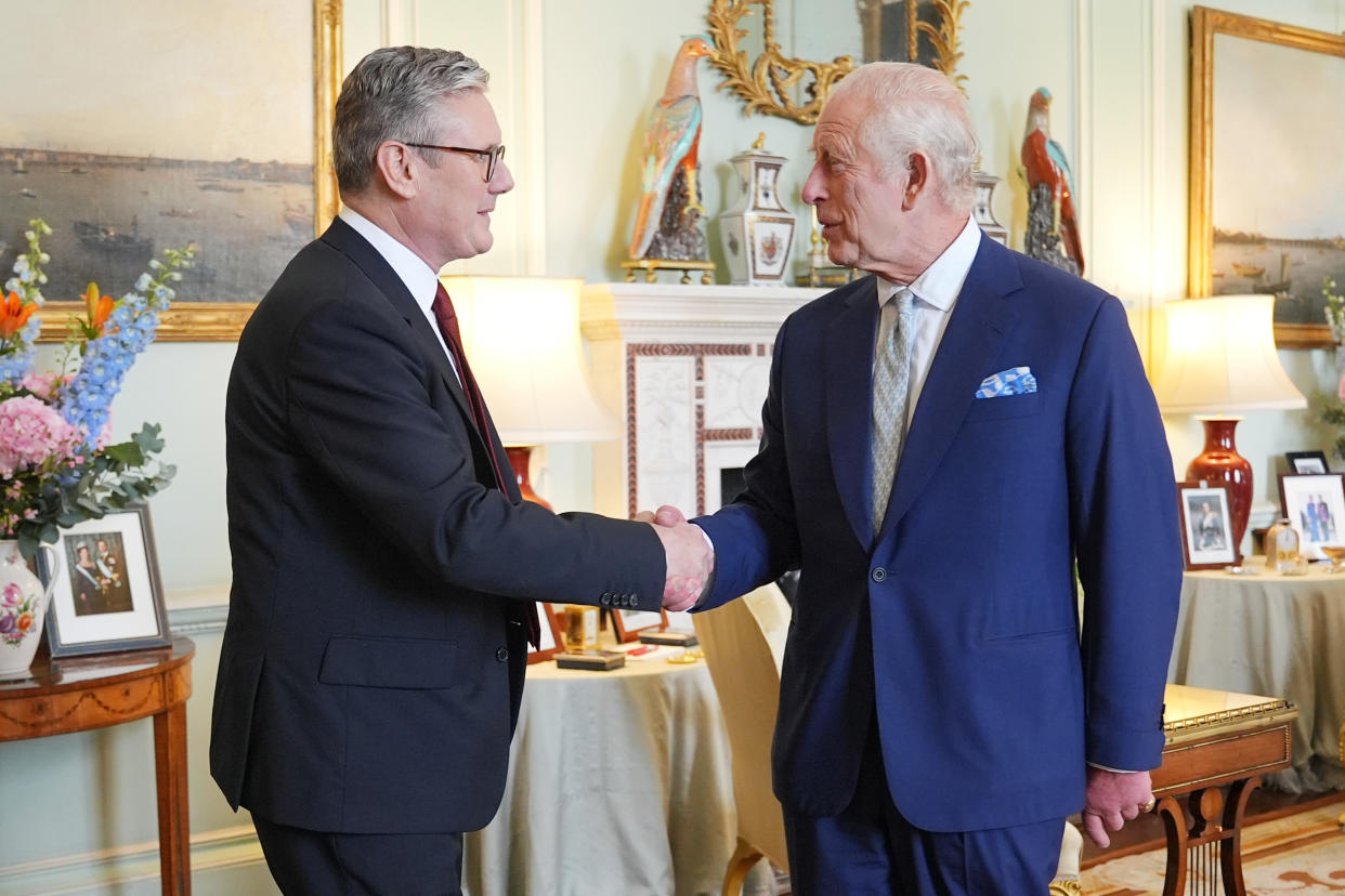 King Charles Posed with New Prime Minister—But Something in the Background of the Photos Caught My Eye and many Royal fans attention